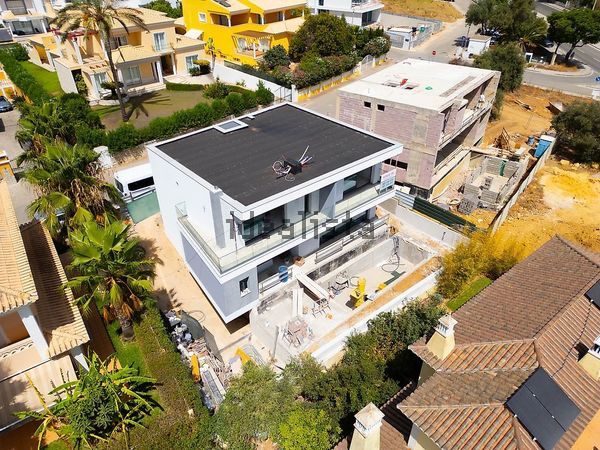 4-bedroom freehold villa in Loulé/Vilamoura — photo 1 of 5