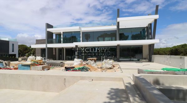 4-bedroom freehold villa in Loulé/Vilamoura — photo 1 of 5