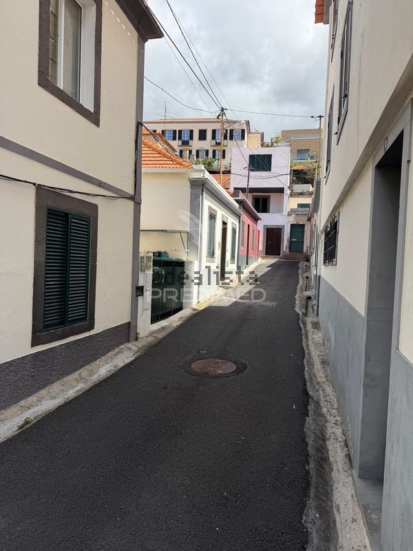 4-bedroom freehold villa in Funchal — photo 1 of 5
