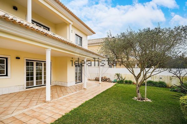 4-bedroom freehold villa in Cascais/Estoril — photo 1 of 5