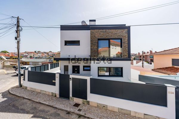 3-bedroom freehold villa in Cascais/Estoril — photo 1 of 5