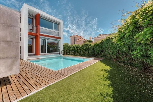 4-bedroom freehold villa in Cascais/Estoril — photo 1 of 5