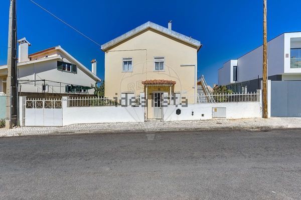 4-bedroom freehold villa in Cascais/Estoril — photo 1 of 5