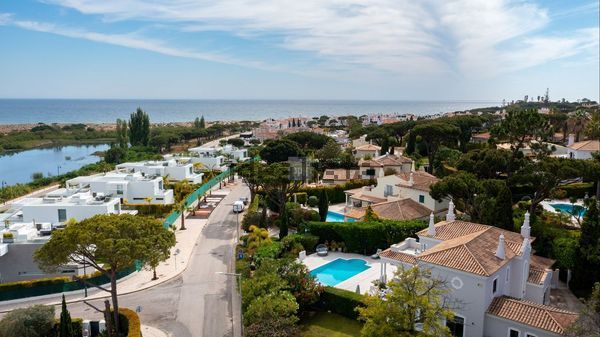 5-bedroom freehold villa in Loulé/Vilamoura — photo 2 of 5