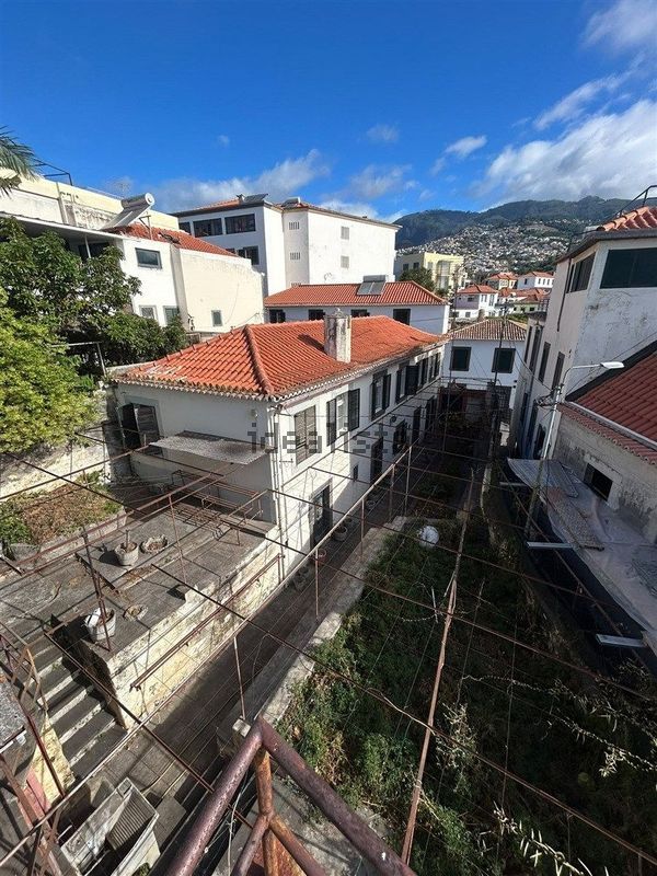 5-bedroom freehold villa in Funchal — photo 1 of 5