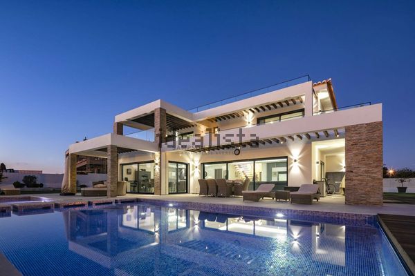 4-bedroom freehold villa in Lagoa/Carvoeiro — photo 1 of 5