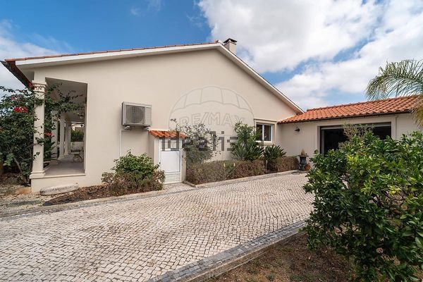 3-bedroom freehold villa in Alcobaça/São Martinho do Porto — photo 2 of 5