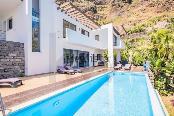 4-bedroom freehold villa in Calheta — photo 4 of 5