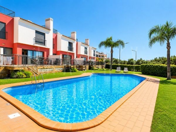 3-bedroom freehold villa in Albufeira — photo 2 of 5