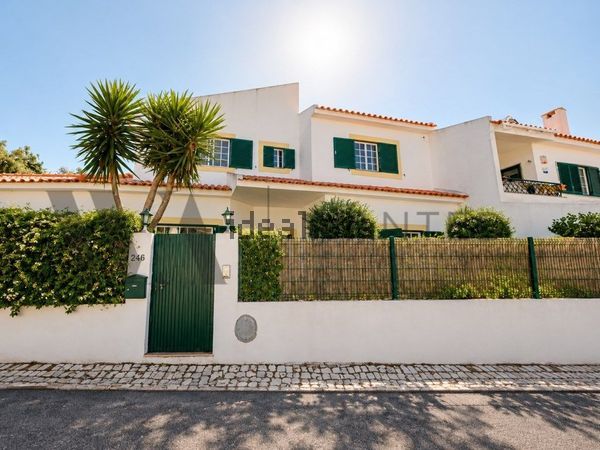 4-bedroom freehold villa in Cascais/Estoril — photo 1 of 5