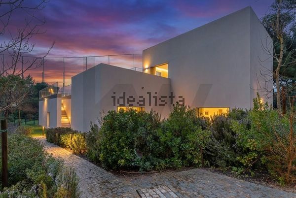 3-bedroom freehold villa in Cascais/Estoril — photo 1 of 5