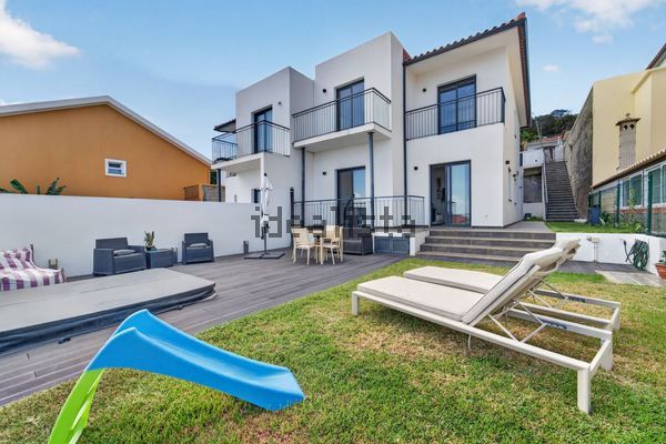 3-bedroom freehold villa in Santa Cruz/Caniço — photo 2 of 5