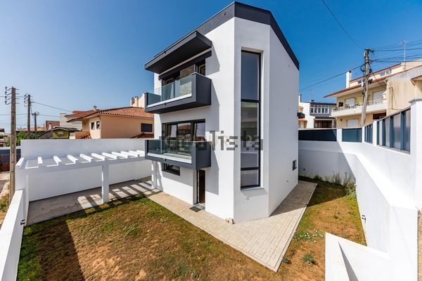 3-bedroom freehold villa in Cascais/Estoril — photo 2 of 5