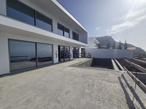 3-bedroom freehold villa in Calheta — photo 3 of 5
