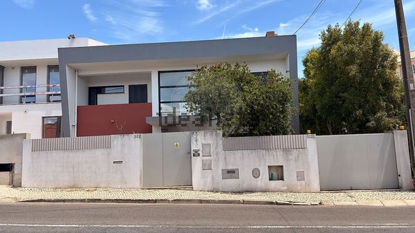 3-bedroom freehold villa in Cascais/Estoril — photo 3 of 5