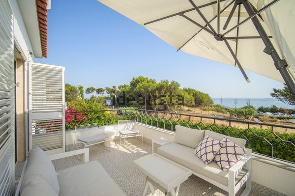 5-bedroom freehold villa in Cascais/Estoril — photo 1 of 5