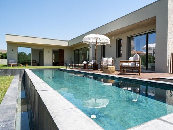 4-bedroom freehold villa in Loulé/Vilamoura — photo 1 of 5