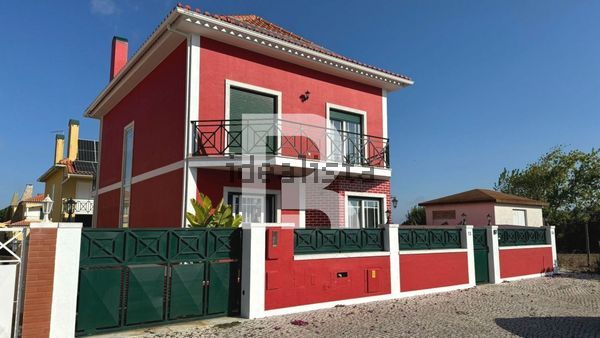 3-bedroom freehold villa in Sintra/Colares — photo 1 of 5