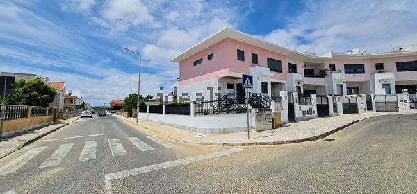 3-bedroom freehold villa in Cascais/Estoril — photo 1 of 5