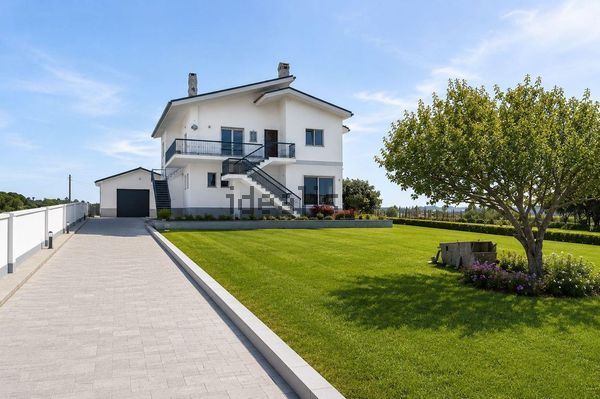 4-bedroom freehold villa in Sintra/Colares — photo 1 of 5