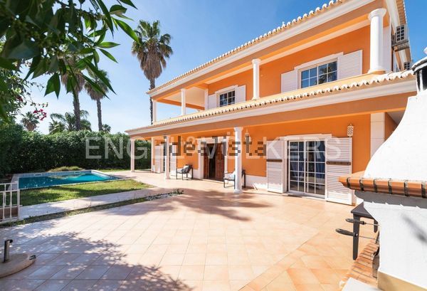 4-bedroom freehold villa in Loulé/Vilamoura — photo 1 of 5