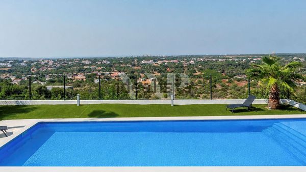 9-bedroom freehold villa in Loulé/Vilamoura — photo 2 of 5