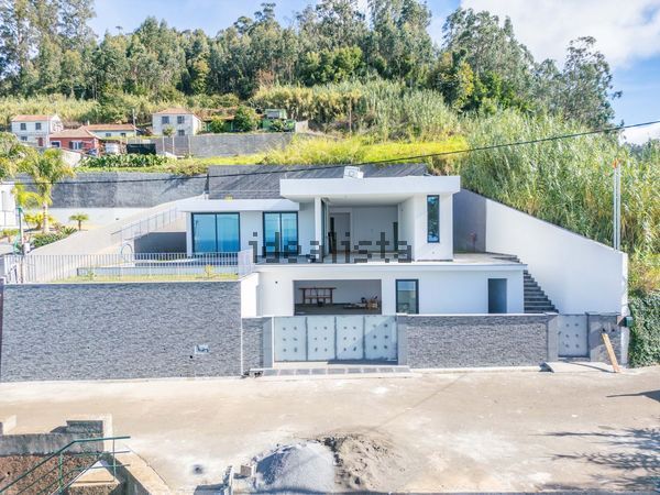 3-bedroom freehold villa in Calheta — photo 3 of 5