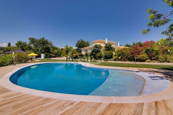 4-bedroom freehold villa in Loulé/Vilamoura — photo 1 of 5