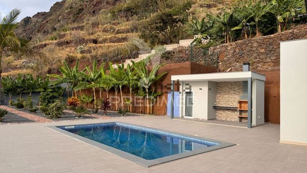 House in Estreito da Calheta — image 3