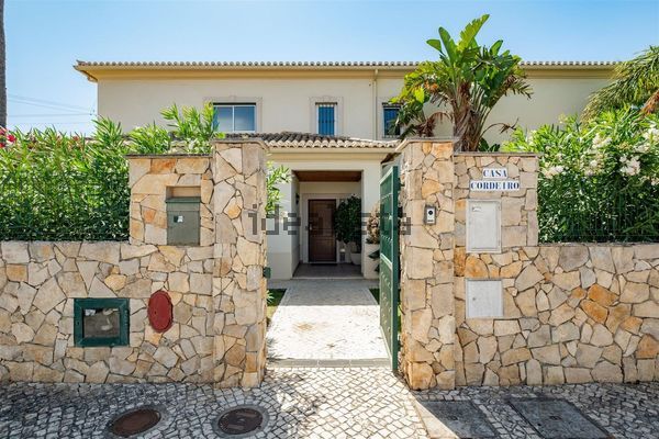 4-bedroom freehold villa in Albufeira — photo 2 of 5
