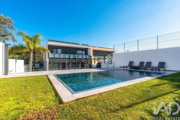 4-bedroom freehold villa in Faro — photo 2 of 5