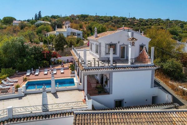 4-bedroom freehold villa in Loulé/Vilamoura — photo 1 of 5