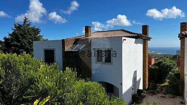 3-bedroom freehold villa in Cascais/Estoril — photo 1 of 5
