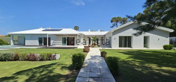7-bedroom freehold villa in Cascais/Estoril — photo 1 of 5