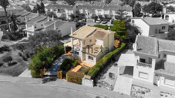 3-bedroom freehold villa in Portimão — photo 1 of 5