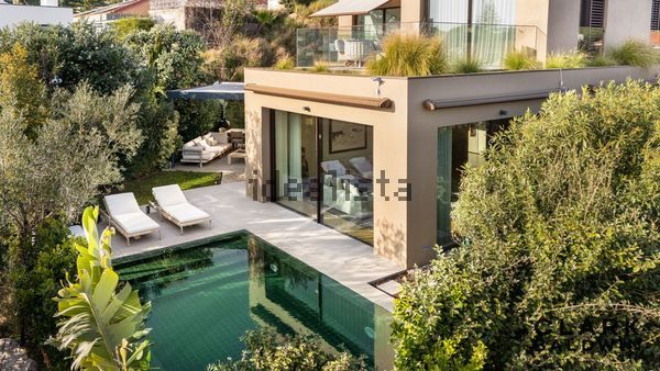 4-bedroom freehold villa in Cascais/Estoril — photo 1 of 5