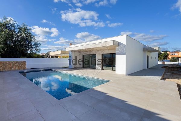 3-bedroom freehold villa in Portimão — photo 2 of 5