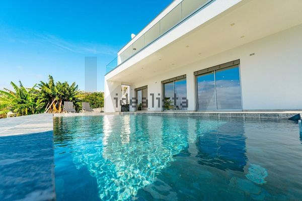 Detached house in Calheta