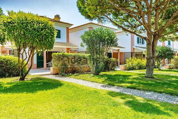 3-bedroom freehold villa in Cascais/Estoril — photo 1 of 5