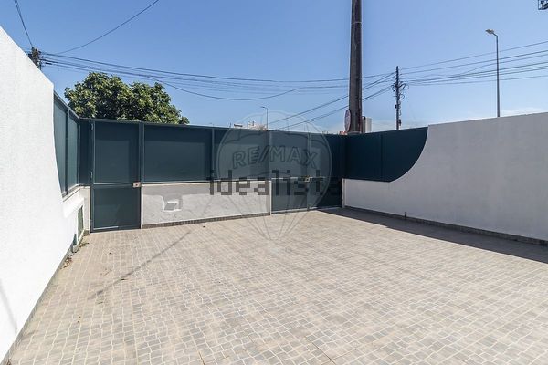 Detached house in Rua Sargento Bernardeco, Casais de Mem Martins, Rio de Mouro — image 3