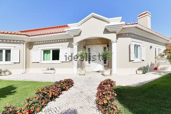 Detached house in Avenida Dom Pedro Primeiro, Amoreira — image 4