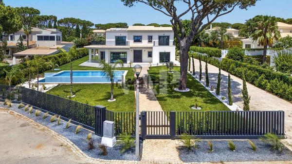 4-bedroom freehold villa in Loulé/Vilamoura — photo 1 of 5