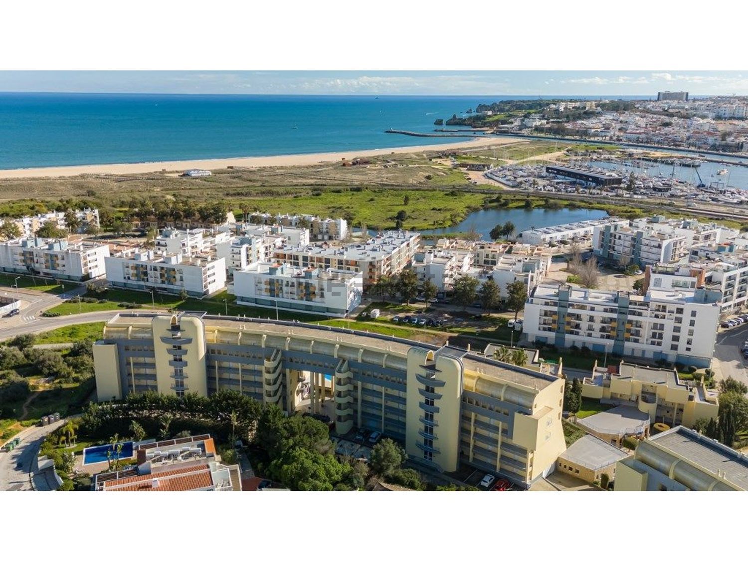 T1 with sea and city views, pool and 24h security, Meia Praia