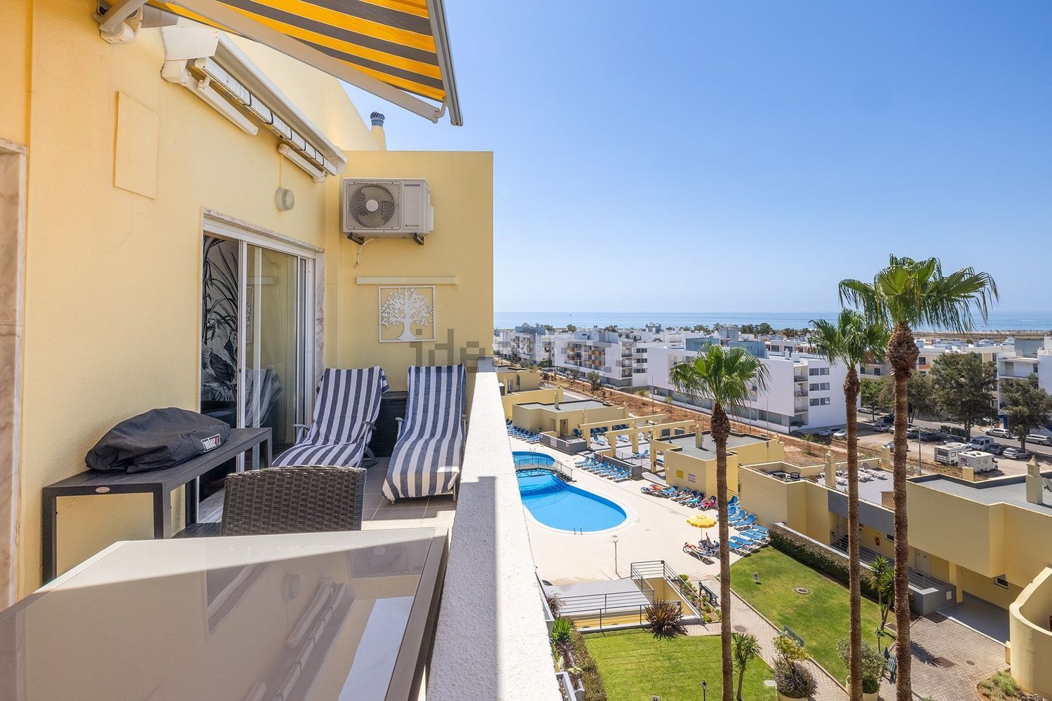 Top-floor corner T1 with partial sea views, Meia Praia