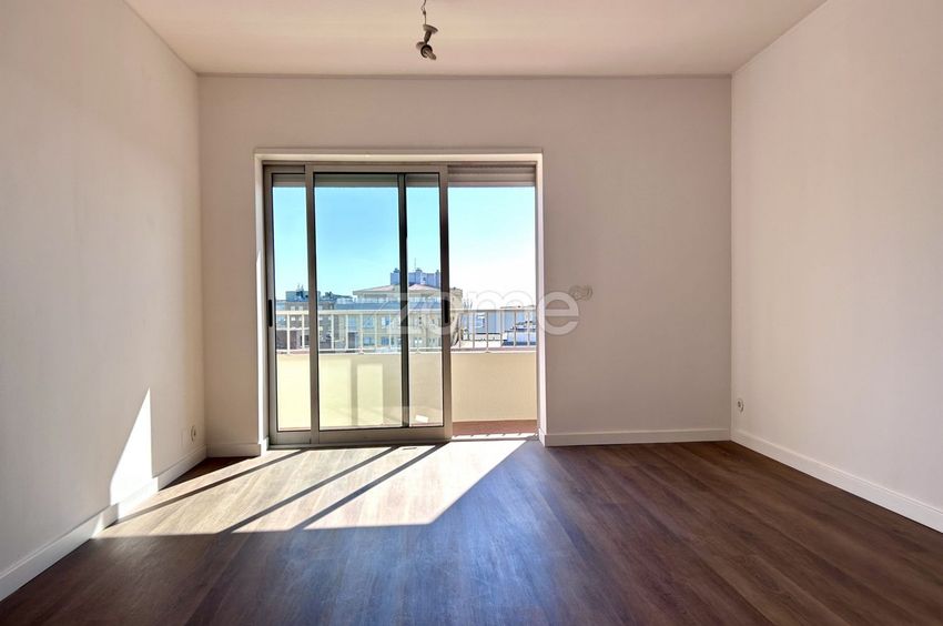 Imagem Sala de estar de apartamento t2 em Avenida Dom Afonso Henriques, 962