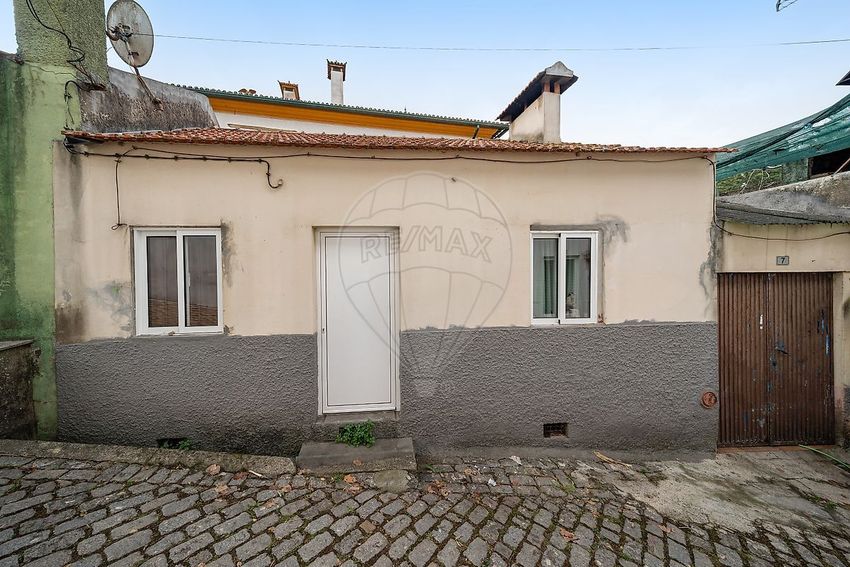 Imagem Fachada de  moradia geminada em Viela dos Bragas