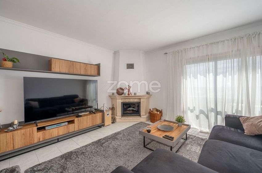 Imagem Sala de estar de apartamento t2 em Rua Alto da Costa, 261