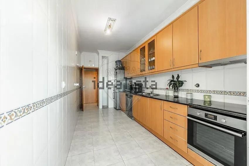 Imagem Cozinha de apartamento t2 em Rua António Santos Oliveira, 375