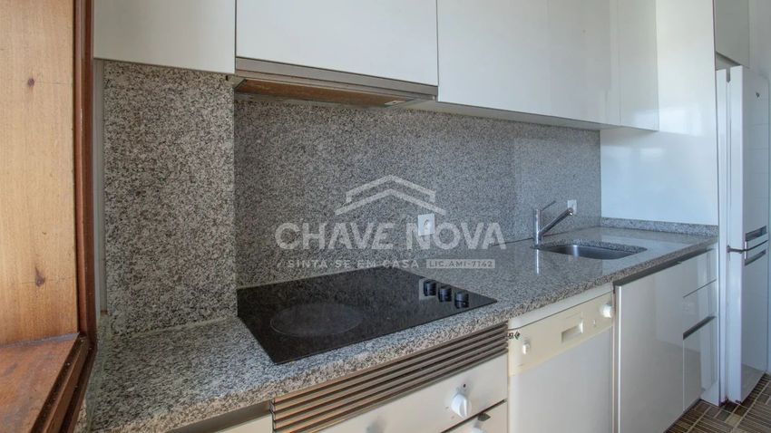 Imagem Cozinha de apartamento t2 em Rua Pinto Aguiar