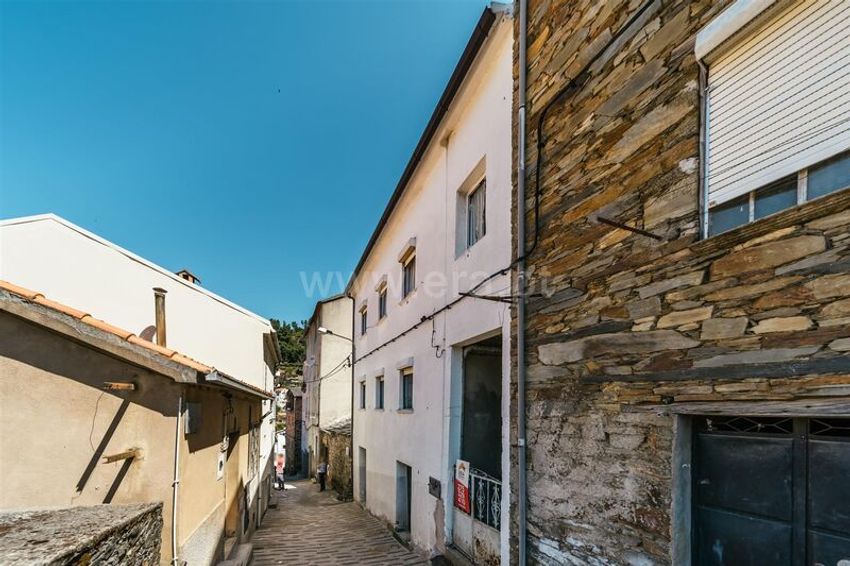 Imagem Fachada de  moradia em banda em Sobral de São Miguel